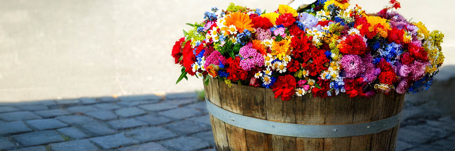 Barril con muchas flores