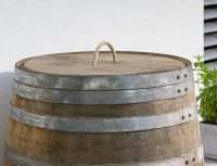 225L Weinfass geöffnet als Regenfass - rustikal Oberfläche: Geölt, Deckel: Deckel mit Kordel / Seil, Wasserhahn: Messing: Höhe 20 cm