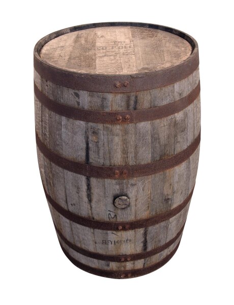 un barril de vino de madera y metal utilizado como una mesa en la